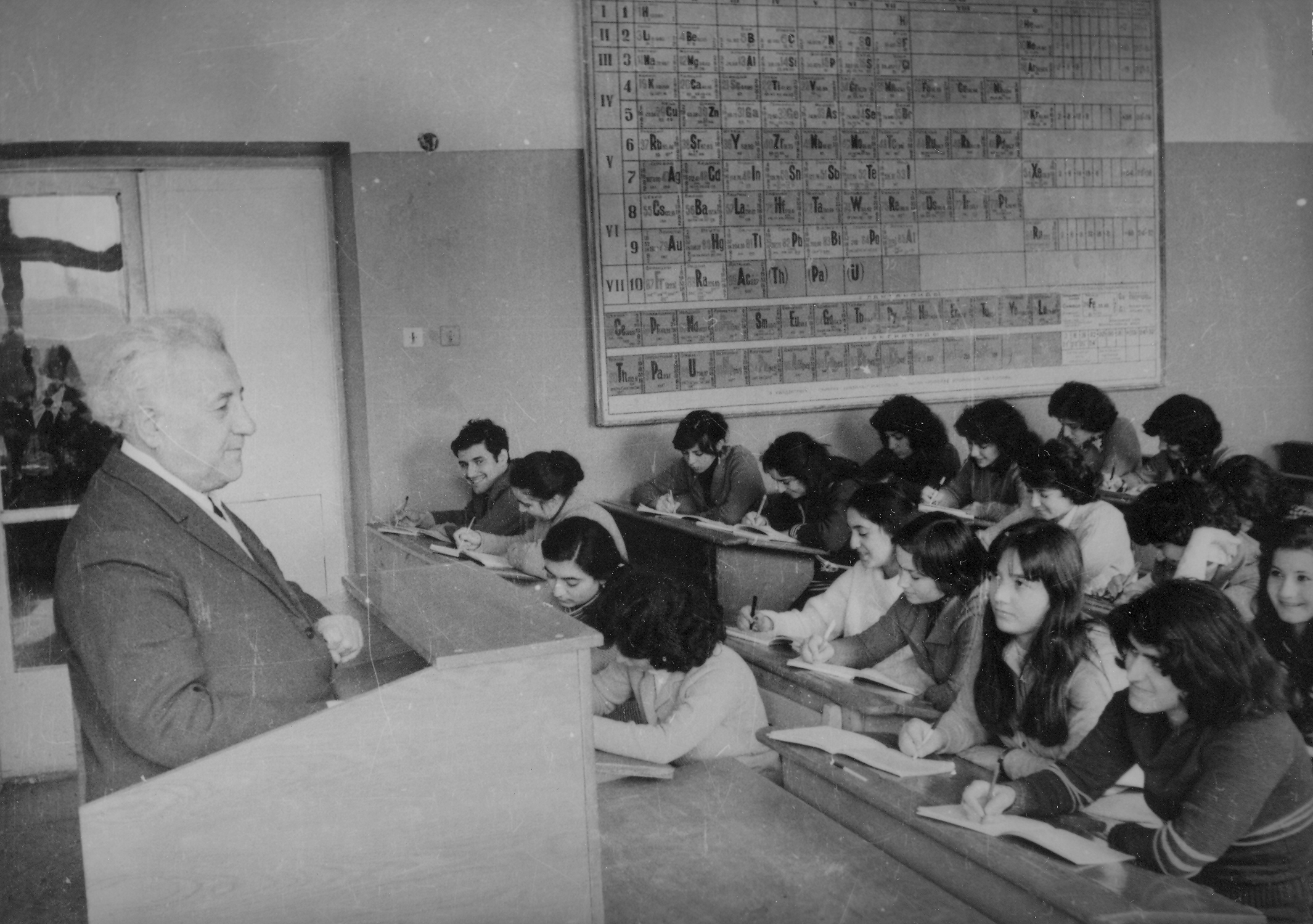 Professor Cümşüd Zülfüqarlı mühazirə zamanı (1957)